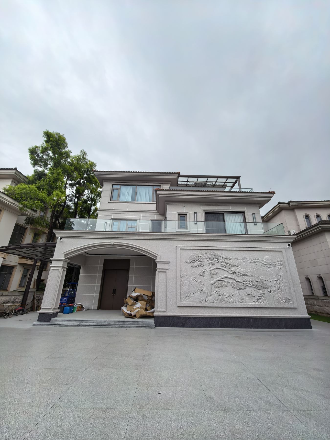 独栋别墅全屋系统门窗完工实拍——石材外墙配深灰窗框