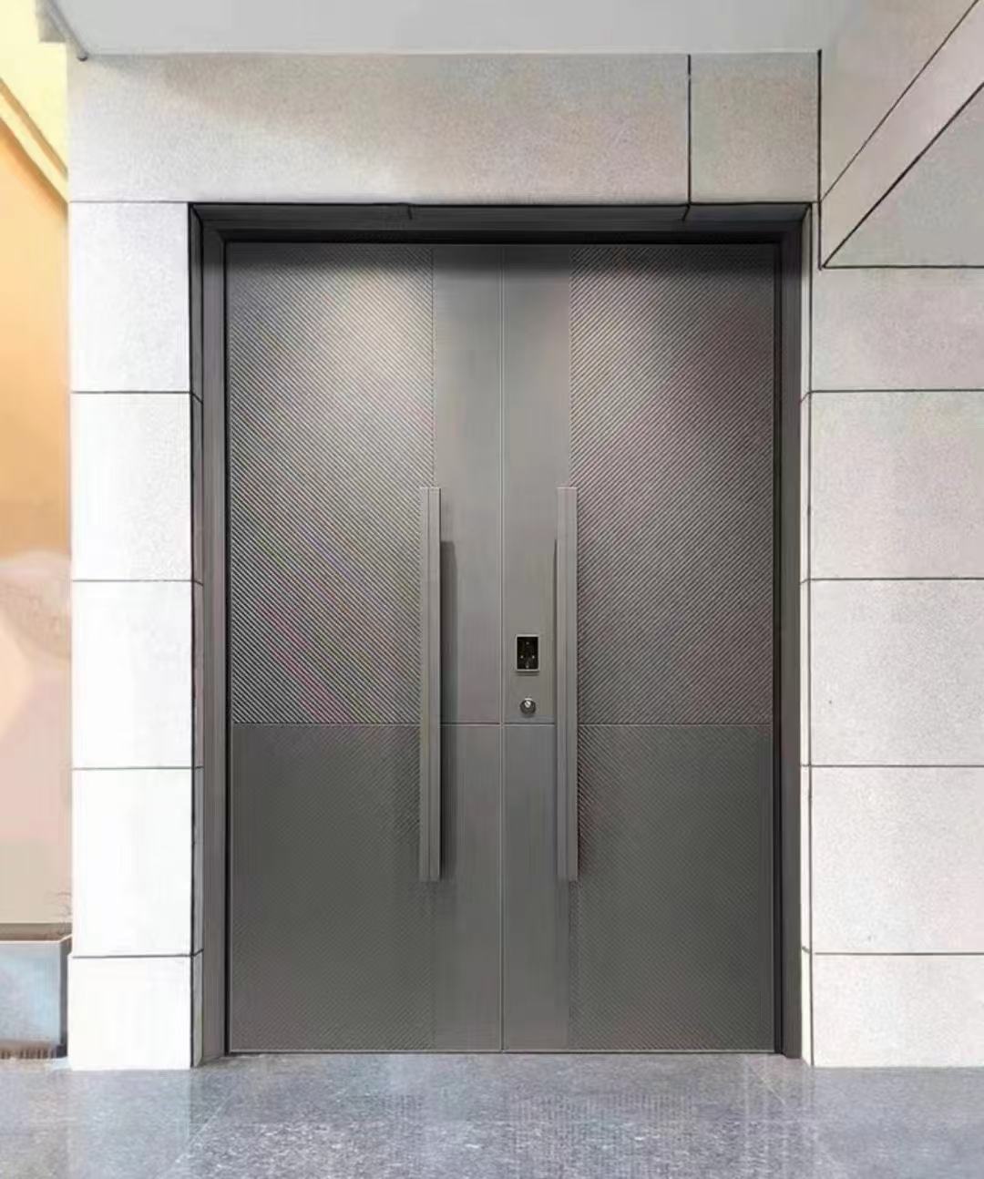 别墅双开装甲门完工实拍——浅灰石材外墙配深色铸铝门